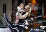 Amsterdam 25 mei 2016 
Doiutzen Kroes doet boodschappen met haar dochter Myllena Mae.