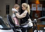 Amsterdam 25 mei 2016 
Doiutzen Kroes doet boodschappen met haar dochter Myllena Mae.