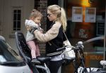 Amsterdam 25 mei 2016 
Doiutzen Kroes doet boodschappen met haar dochter Myllena Mae.