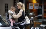 Amsterdam 25 mei 2016 
Doiutzen Kroes doet boodschappen met haar dochter Myllena Mae.