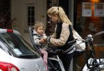 Amsterdam 25 mei 2016 
Doiutzen Kroes doet boodschappen met haar dochter Myllena Mae.