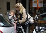 Amsterdam 25 mei 2016 
Doiutzen Kroes doet boodschappen met haar dochter Myllena Mae.