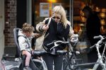 Amsterdam 25 mei 2016 
Doiutzen Kroes doet boodschappen met haar dochter Myllena Mae.