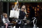 Amsterdam 25 mei 2016 
Doiutzen Kroes doet boodschappen met haar dochter Myllena Mae.