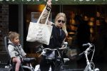 Amsterdam 25 mei 2016 
Doiutzen Kroes doet boodschappen met haar dochter Myllena Mae.