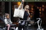 Amsterdam 25 mei 2016 
Doiutzen Kroes doet boodschappen met haar dochter Myllena Mae.