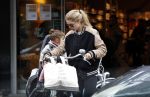 Amsterdam 25 mei 2016 
Doiutzen Kroes doet boodschappen met haar dochter Myllena Mae.