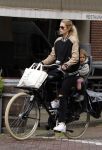 Amsterdam 25 mei 2016 
Doiutzen Kroes doet boodschappen met haar dochter Myllena Mae.