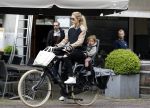 Amsterdam 25 mei 2016 
Doiutzen Kroes doet boodschappen met haar dochter Myllena Mae.