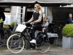 Amsterdam 25 mei 2016 
Doiutzen Kroes doet boodschappen met haar dochter Myllena Mae.