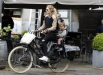 Amsterdam 25 mei 2016 
Doiutzen Kroes doet boodschappen met haar dochter Myllena Mae.