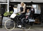 Amsterdam 25 mei 2016 
Doiutzen Kroes doet boodschappen met haar dochter Myllena Mae.