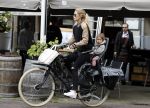 Amsterdam 25 mei 2016 
Doiutzen Kroes doet boodschappen met haar dochter Myllena Mae.