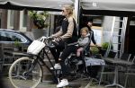 Amsterdam 25 mei 2016 
Doiutzen Kroes doet boodschappen met haar dochter Myllena Mae.