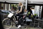 Amsterdam 25 mei 2016 
Doiutzen Kroes doet boodschappen met haar dochter Myllena Mae.