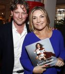 Amsterdam 29 mei 2016
Presentatie het grote knuffelboek van Nederland gemaakt door Gallyon v Vessem.
De presentatie was bij Scheltema. Gallyon met man en dochter