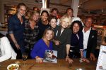 Amsterdam 29 mei 2016
Presentatie het grote knuffelboek van Nederland gemaakt door Gallyon v Vessem.
De presentatie was bij Scheltema. Gallyon met sbs 6 collega's Marlayne Sahupala Ria Bremer Selma v Dijk Viktor Brand Mirella v Markus en Maureen du Toit