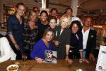 Amsterdam 29 mei 2016
Presentatie het grote knuffelboek van Nederland gemaakt door Gallyon v Vessem.
De presentatie was bij Scheltema. Gallyon met sbs 6 collega's Marlayne Sahupala Ria Bremer Selma v Dijk Viktor Brand Mirella v Markus en Maureen du Toit