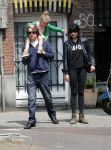Amsterdam 28 mei 2016 
Hans Teeuwen met zijn dochter Nika Teeuwen en vriendin Eva Teeuwen in Amsterdam Zuid.