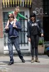 Amsterdam 28 mei 2016 
Hans Teeuwen met zijn dochter Nika Teeuwen en vriendin Eva Teeuwen in Amsterdam Zuid.