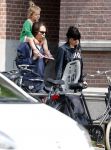 Amsterdam 28 mei 2016 
Hans Teeuwen met zijn dochter Nika Teeuwen en vriendin Eva Teeuwen in Amsterdam Zuid.