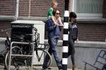 Amsterdam 28 mei 2016 
Hans Teeuwen met zijn dochter Nika Teeuwen en vriendin Eva Teeuwen in Amsterdam Zuid.