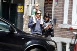 Amsterdam 28 mei 2016 
Hans Teeuwen met zijn dochter Nika Teeuwen en vriendin Eva Teeuwen in Amsterdam Zuid.