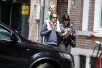 Amsterdam 28 mei 2016 
Hans Teeuwen met zijn dochter Nika Teeuwen en vriendin Eva Teeuwen in Amsterdam Zuid.
