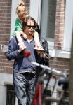 Amsterdam 28 mei 2016 
Hans Teeuwen met zijn dochter Nika Teeuwen en vriendin Eva Teeuwen in Amsterdam Zuid.
