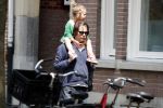 Amsterdam 28 mei 2016 
Hans Teeuwen met zijn dochter Nika Teeuwen en vriendin Eva Teeuwen in Amsterdam Zuid.