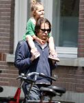 Amsterdam 28 mei 2016 
Hans Teeuwen met zijn dochter Nika Teeuwen en vriendin Eva Teeuwen in Amsterdam Zuid.