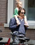 Amsterdam 28 mei 2016 
Hans Teeuwen met zijn dochter Nika Teeuwen en vriendin Eva Teeuwen in Amsterdam Zuid.