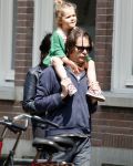 Amsterdam 28 mei 2016 
Hans Teeuwen met zijn dochter Nika Teeuwen en vriendin Eva Teeuwen in Amsterdam Zuid.