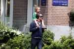 Amsterdam 28 mei 2016 
Hans Teeuwen met zijn dochter Nika Teeuwen en vriendin Eva Teeuwen in Amsterdam Zuid.