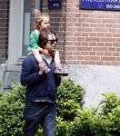 Amsterdam 28 mei 2016 
Hans Teeuwen met zijn dochter Nika Teeuwen en vriendin Eva Teeuwen in Amsterdam Zuid.