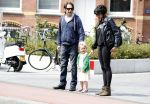 Amsterdam 28 mei 2016 
Hans Teeuwen met zijn dochter Nika Teeuwen en vriendin Eva Teeuwen in Amsterdam Zuid.