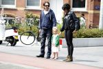 Amsterdam 28 mei 2016 
Hans Teeuwen met zijn dochter Nika Teeuwen en vriendin Eva Teeuwen in Amsterdam Zuid.