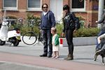 Amsterdam 28 mei 2016 
Hans Teeuwen met zijn dochter Nika Teeuwen en vriendin Eva Teeuwen in Amsterdam Zuid.