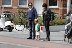Amsterdam 28 mei 2016 
Hans Teeuwen met zijn dochter Nika Teeuwen en vriendin Eva Teeuwen in Amsterdam Zuid.