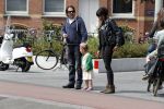 Amsterdam 28 mei 2016 
Hans Teeuwen met zijn dochter Nika Teeuwen en vriendin Eva Teeuwen in Amsterdam Zuid.