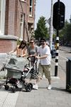 Amsterdam 28 mei 2016
Horace Cohen aan het wandelen met zijn vrouw en dochter.