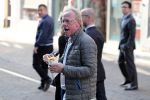 Amsterdam 31 mei 2016
Jack Spijkerman eet een patatje/frietje op straat