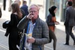 Amsterdam 31 mei 2016
Jack Spijkerman eet een patatje/frietje op straat
