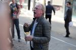 Amsterdam 31 mei 2016
Jack Spijkerman eet een patatje/frietje op straat