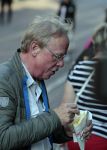 Amsterdam 31 mei 2016
Jack Spijkerman eet een patatje/frietje op straat