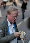 Amsterdam 31 mei 2016
Jack Spijkerman eet een patatje/frietje op straat
