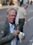 Amsterdam 31 mei 2016
Jack Spijkerman eet een patatje/frietje op straat