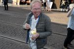 Amsterdam 31 mei 2016
Jack Spijkerman eet een patatje/frietje op straat