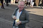 Amsterdam 31 mei 2016
Jack Spijkerman eet een patatje/frietje op straat