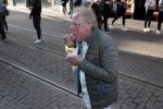 Amsterdam 31 mei 2016
Jack Spijkerman eet een patatje/frietje op straat
